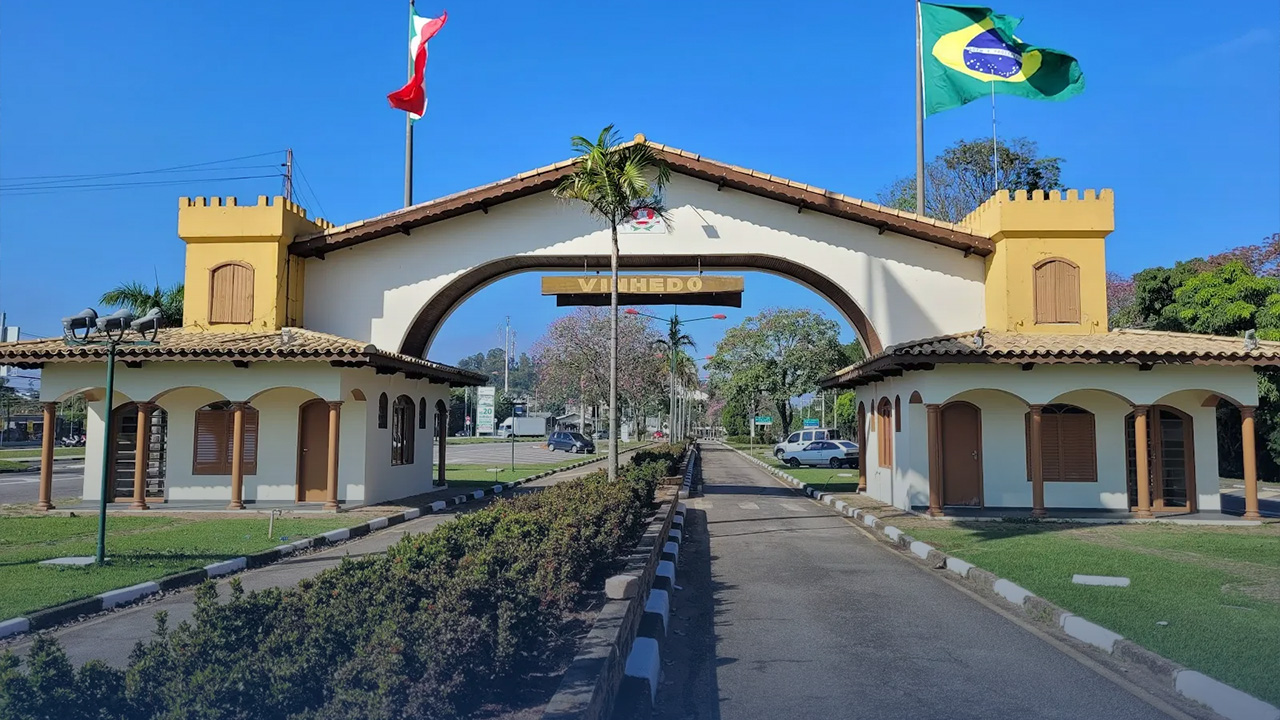 Caminhão oficial da Jacto realizando o serviço de limpar fossa em Vinhedo.